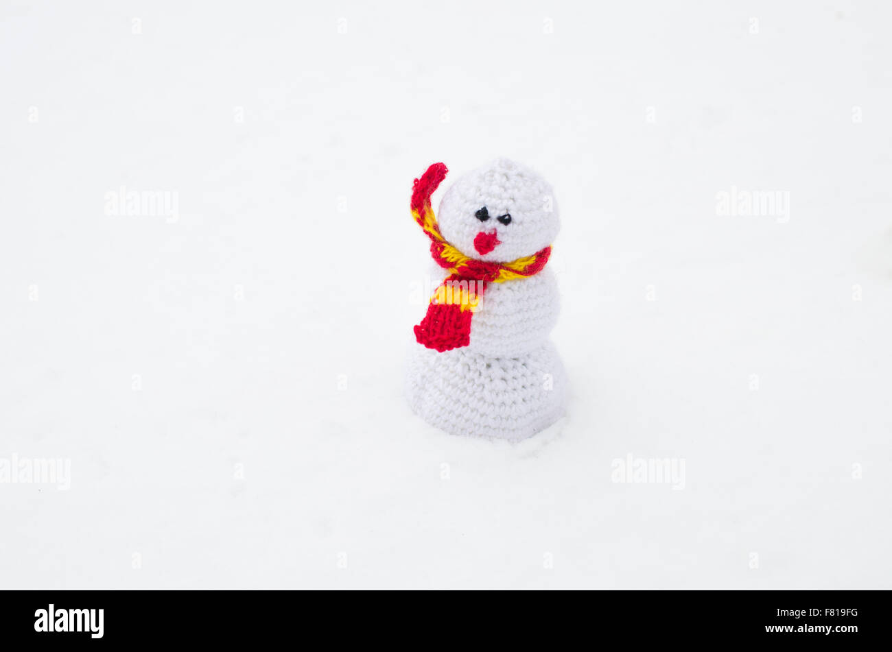 Schneemann weiß auf Schnee aus einem Garn Stockfoto