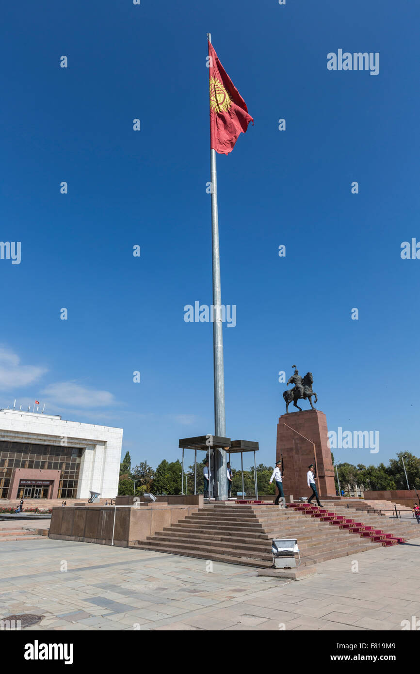 Bischkek, Kirgistan - 27. September 2015: Die stündliche Wache Schicht am offiziellen Fahnenmast in Kirgistans Hauptstadt Foto. Stockfoto