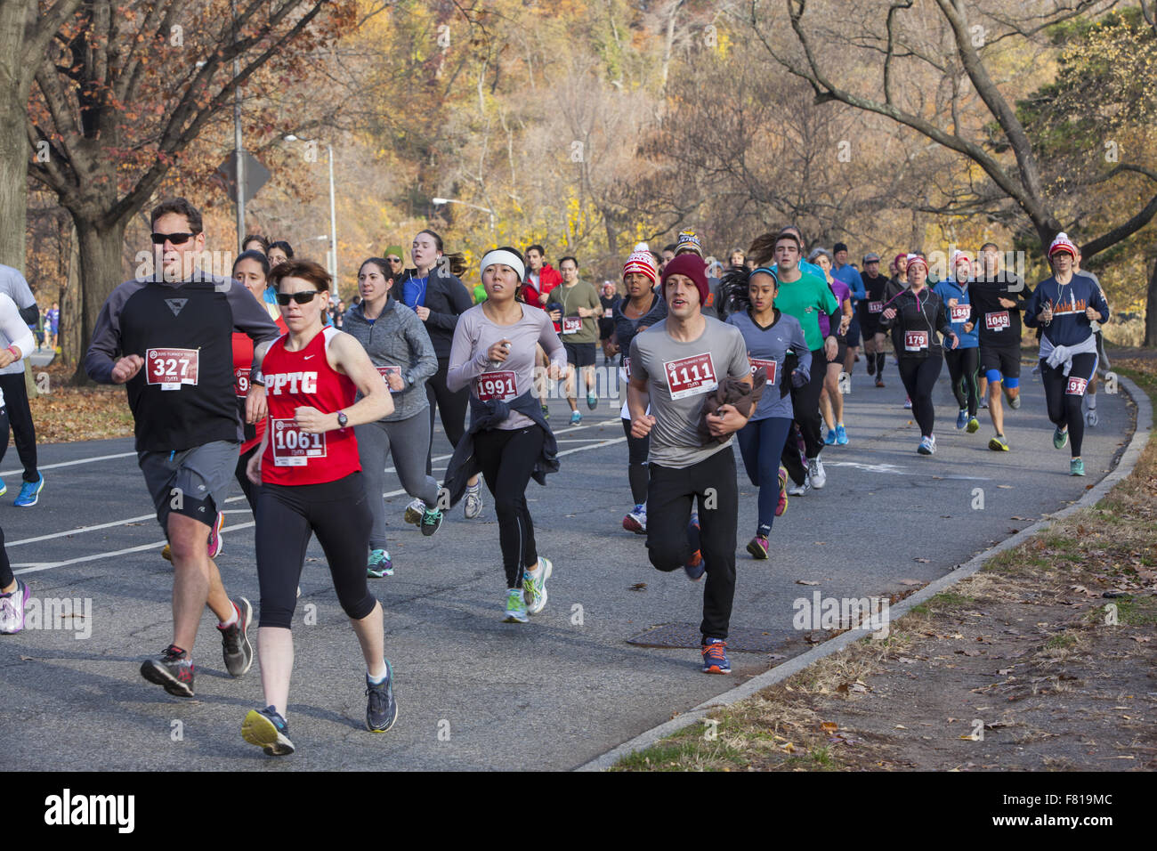 Menschen laufen in der jährlichen "Türkei Trab" fünf Meile laufen am Thanksgiving Day im Prospect Park in Brooklyn, New York Stockfoto