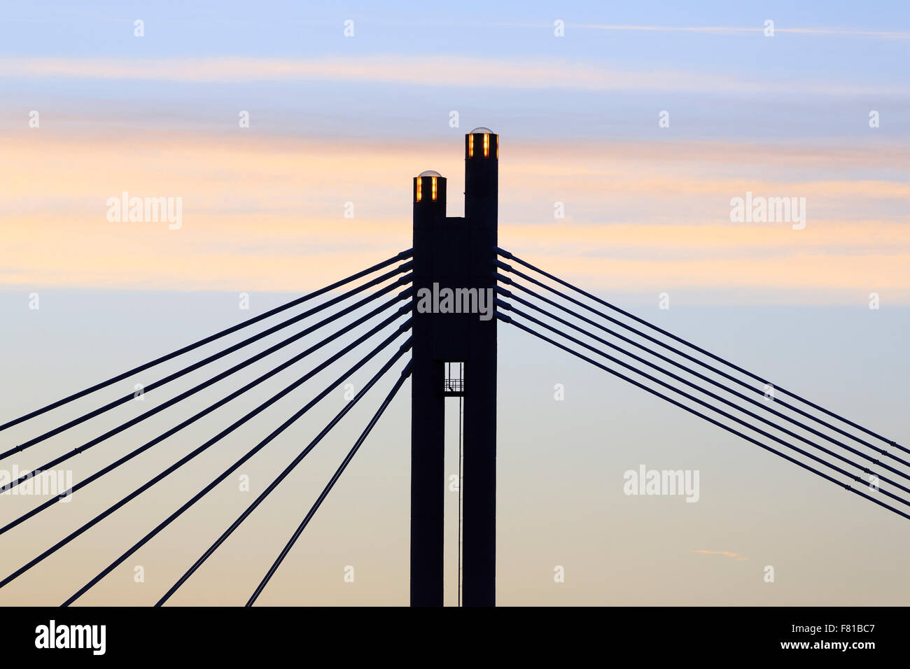 Ewiges Feuer in die Masten der Jätkänkynttiläsilta Brücke oder Holzfäller Candle Bridge, Wahrzeichen in Rovaniemi, Lappland Stockfoto