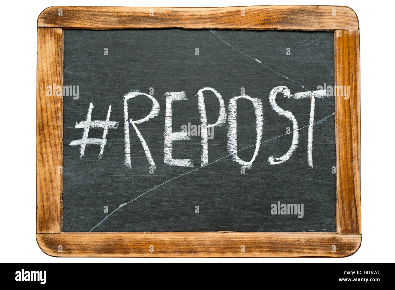 Repost Hashtag handschriftlich auf Vintage Schiefer Schulbehörde isoliert auf weiss Stockfoto