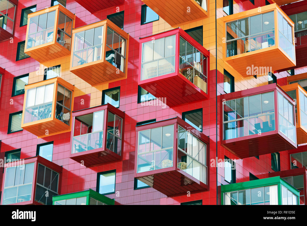 Bunte Wohnturm, Ting-1, mit Balkon und bunten Fassaden, Detail, Architekt Gert Wingårdh, Örnsköldsvik Stockfoto