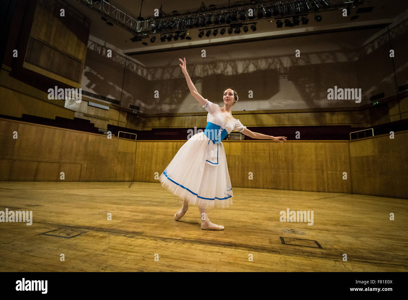 Croydon, London, Vereinigtes Königreich, 3. Dezember 2015. Anastasia Chava aus dem klassischen Ballett Sankt Petersburg Proben in Fairfield Halls, Croydon vor Weihnachten und Neujahr Aufführungen während der ersten UK-Tour. Bildnachweis: Ian Stratton / Alamy Live News Stockfoto