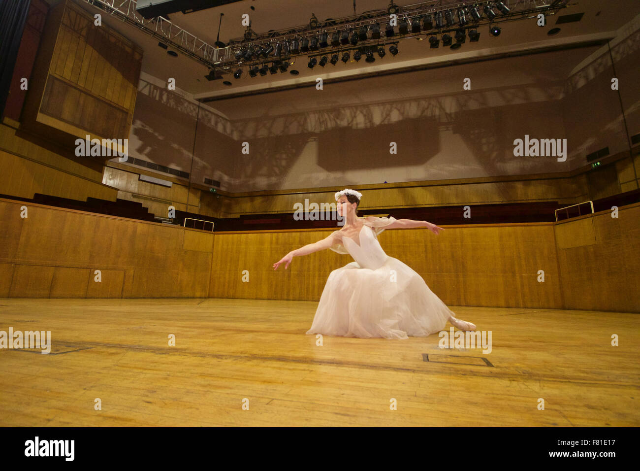 Croydon, London, Vereinigtes Königreich, 3. Dezember 2015. Yuliya Yashina aus dem klassischen Ballett Sankt Petersburg Proben in Fairfield Halls, Croydon vor Weihnachten und Neujahr Aufführungen während der ersten UK-Tour. Bildnachweis: Ian Stratton / Alamy Live News Stockfoto