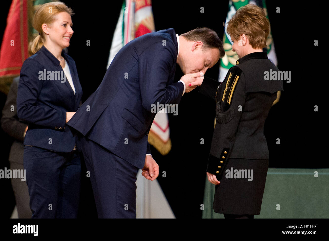 Bełchatów, Polen. 4. Dezember 2015. Präsident von Polen, Andrzej Duda, küßt Dame Miner Hand während "Barbórka" - die jährliche Miners Tag. Bildnachweis: Marcin Rozpedowski/Alamy Live-Nachrichten Stockfoto