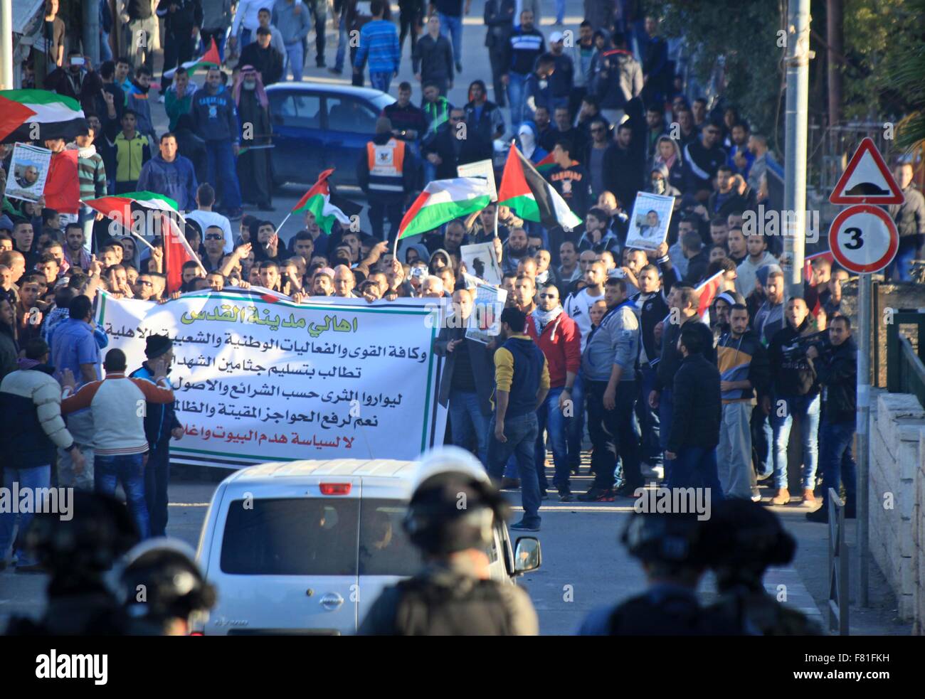 Jerusalem, Jerusalem, Palästina. 4. Dezember 2015. Palästinenser aus dem Osten Jerusalem Nachbarschaft von Jabal Mukaber Zusammenstoß mit israelischen Sicherheitskräften nach einer Demonstration fordern die Rückkehr der Leichen der getöteten palästinensischen Angreifer von Jabal Mukaber südlichen Jerusalem am 4. Dezember 2015. Die Fläche von Jabel Mukaber, von wo eine Anzahl von den Angreifern aus dem Vormonat Welle von palästinensischen stechend, schießen und Auto Rammen gegen Israelis kam Angriffe, war weitgehend von Prüfpunkten abgesperrt, aber einige von diesen wurden entfernt (Credit-Bild: © Mahfouz Abu Tu Stockfoto