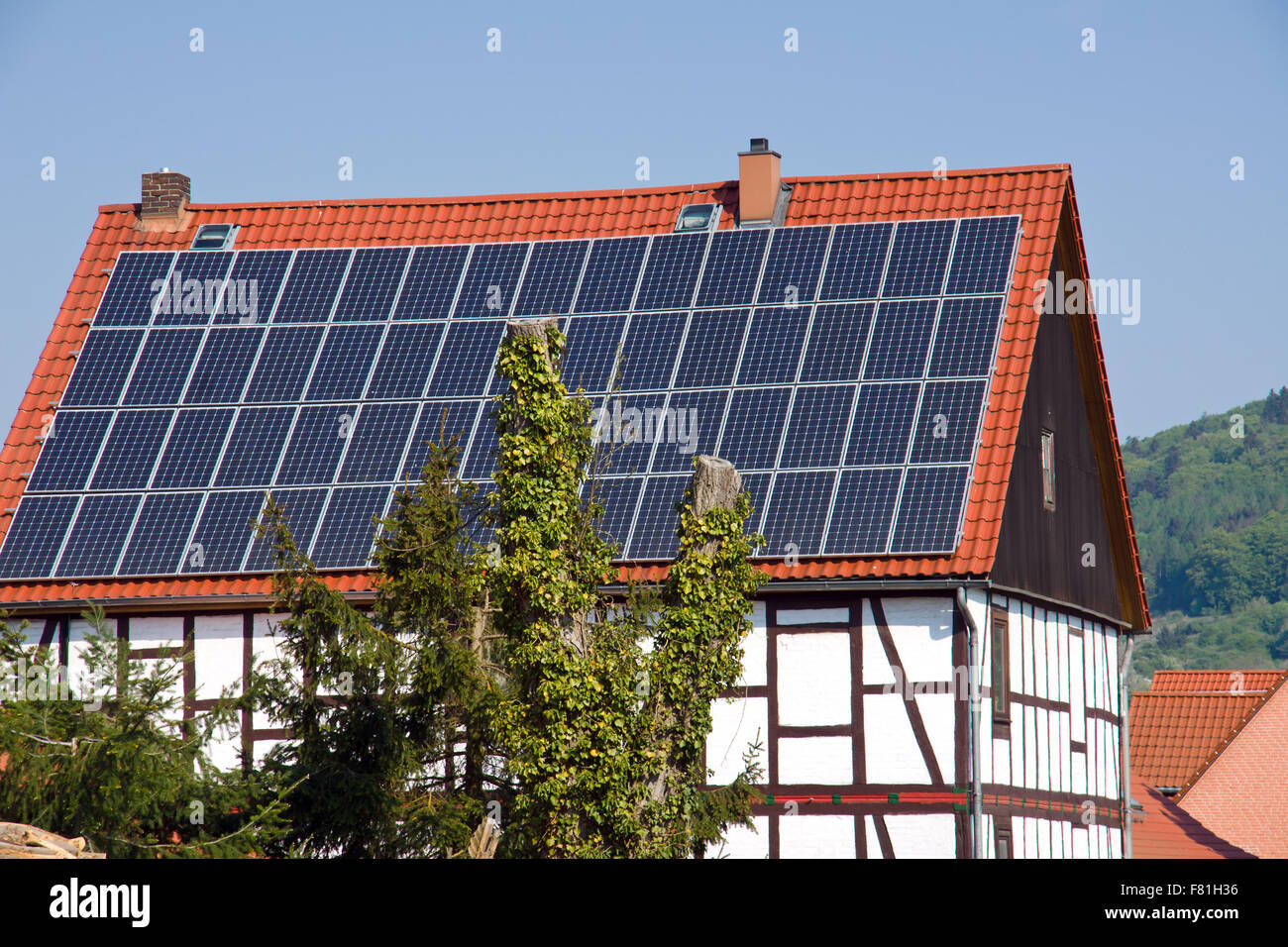 Sonnenkollektoren auf einem alten halbe Fachwerkhaus Stockfoto