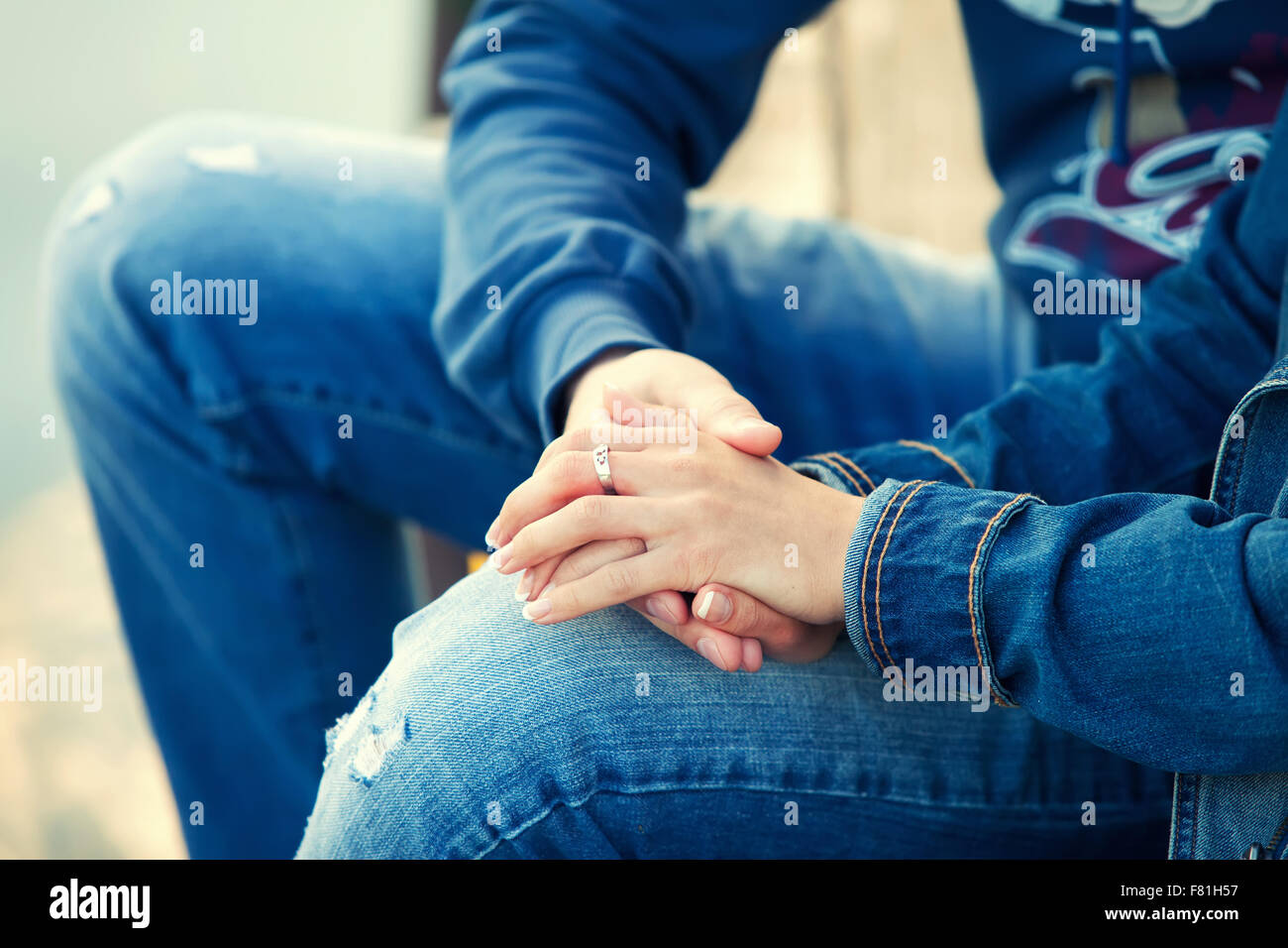 der Kerl Kleider einen Ring um das Mädchen auf einen finger Stockfoto