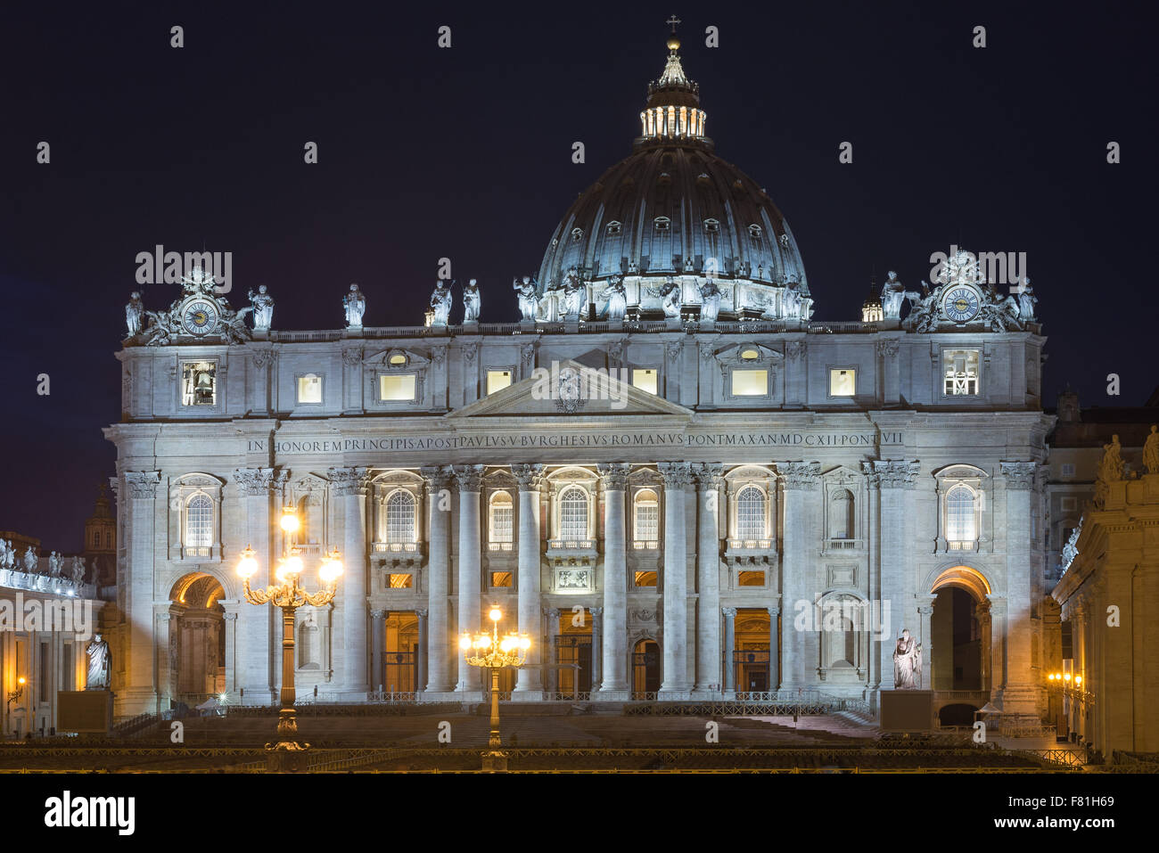 Nacht-Vorderansicht von der Basilika des Heiligen Petrus (San Pietro) im Vatikan, Stadtzentrum von Rom, Italien. Stockfoto