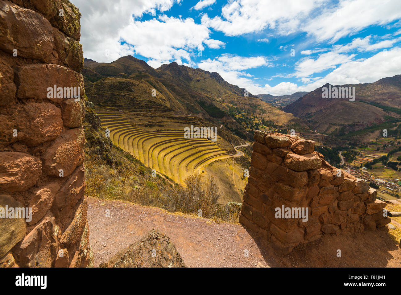 Weitwinkel-Blick auf die leuchtende majestätischen konzentrischen Terrassen von Pisac, Inkastätte in Sacred Valley, großen Reiseziel in Stockfoto