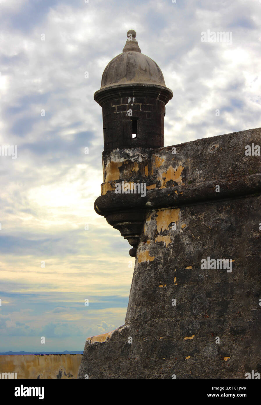 Wachhäuschen gegen blauen Himmel und Wasser bei San Felipe del Morro, San Juan Puerto Rico. Stockfoto