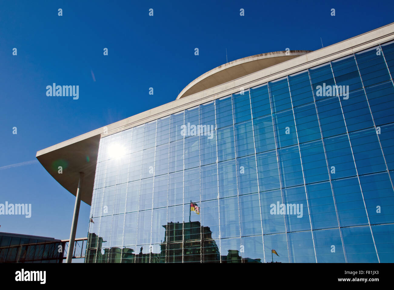 Reflexion des Reichstags im Marie-Elisabeth-Lueders Haus Stockfoto