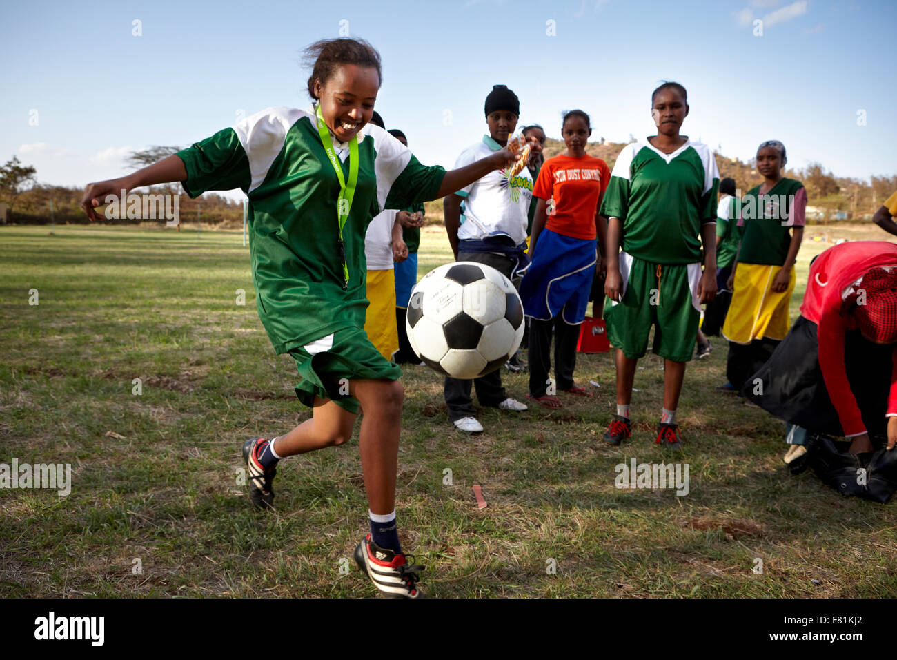 Die Fußballer können selten Fußball auf dem Fußballplatz von ihrer Schule in Marsabit spielen, weil es, die Im verboten hatte Stockfoto