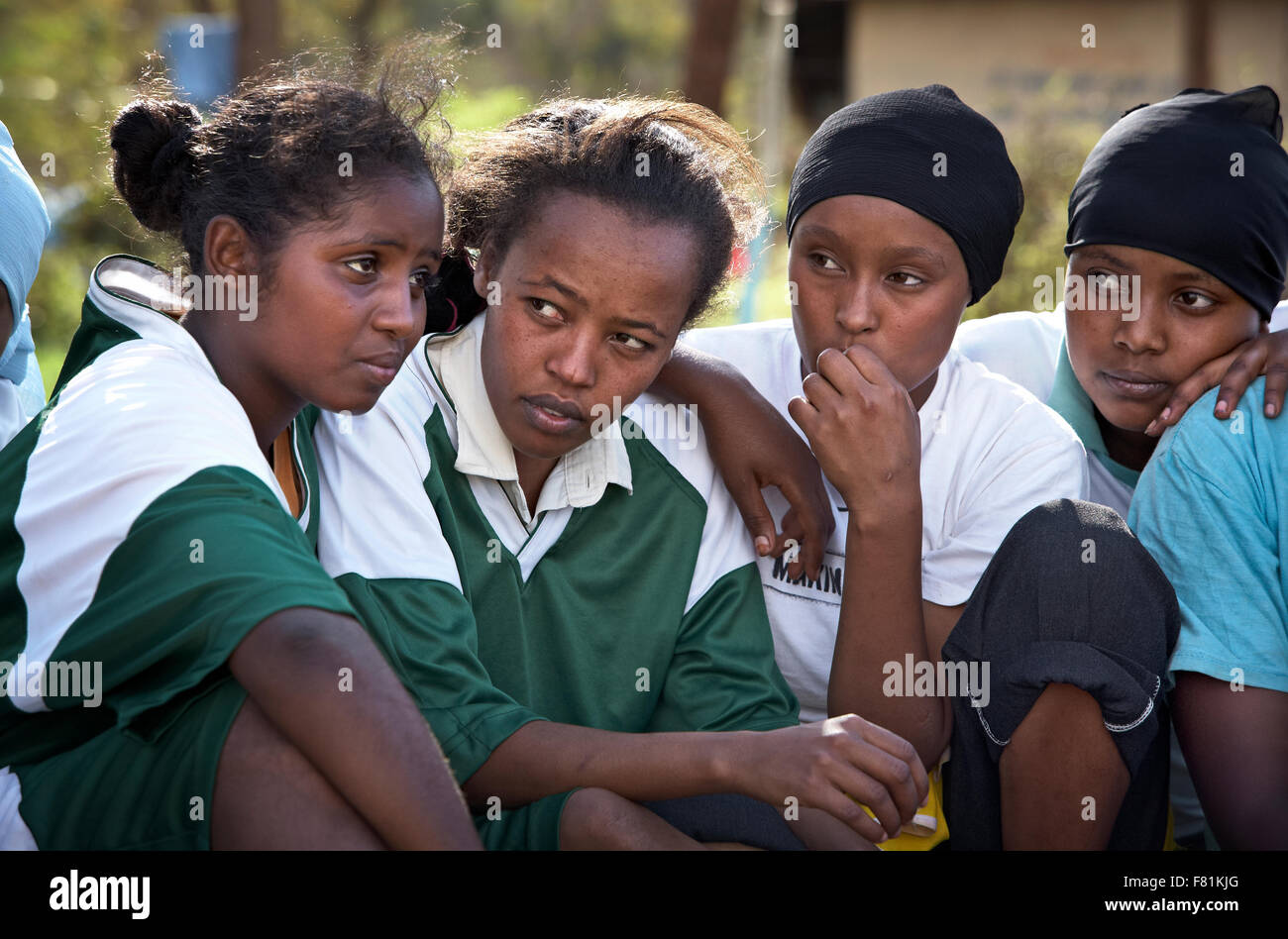 Die Fußballer können selten Fußball auf dem Fußballplatz von ihrer Schule in Marsabit spielen, weil es, die Im verboten hatte Stockfoto