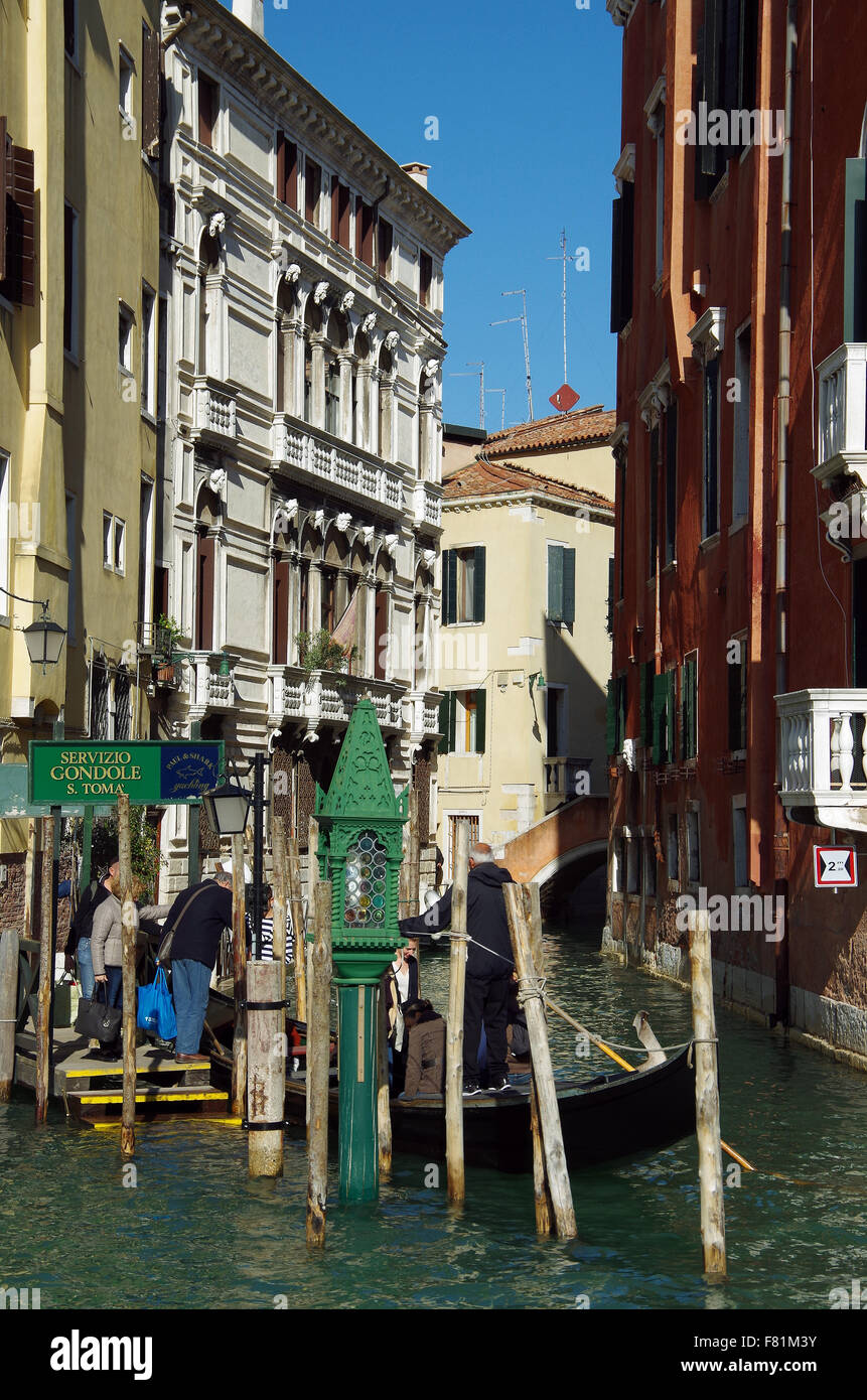 Die S Toma Ende des Servicio Gondole S Toma, ein shuttle Gondel Service über den Canal Grande in Venedig, eine der sieben wie Überleben, Stockfoto