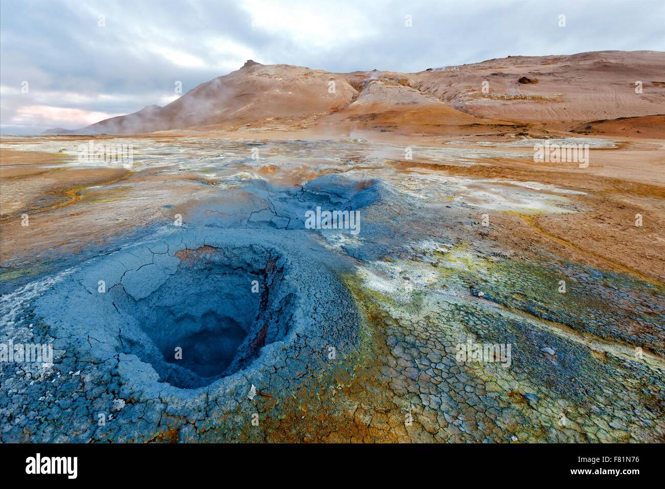Hverir nahe See Mývatn ist ein geothermisch aktiven Gebiet im Norden von Island. Stockfoto