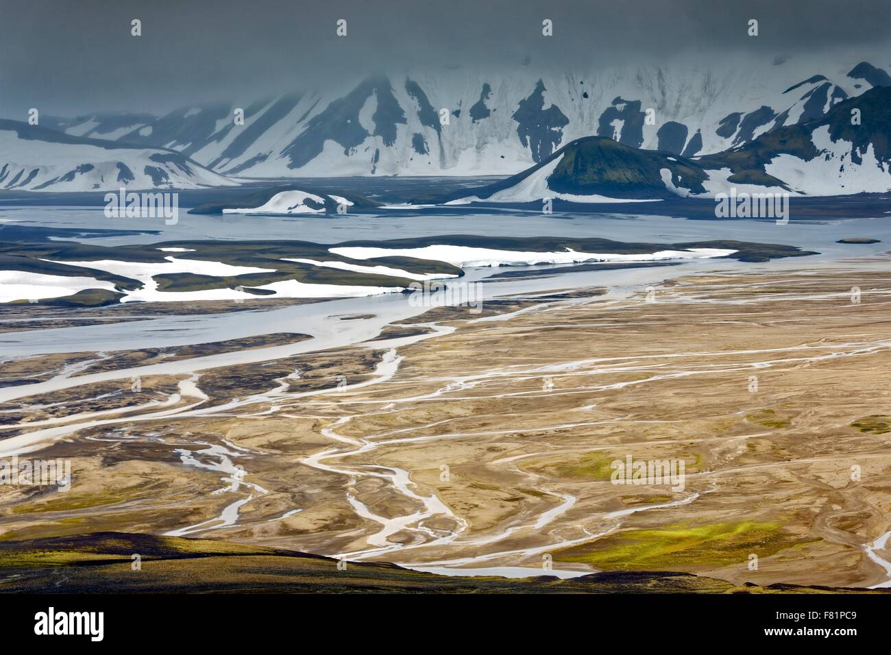 Schneebedeckte Berge im isländischen Hochland Landmannalaugar Stockfoto