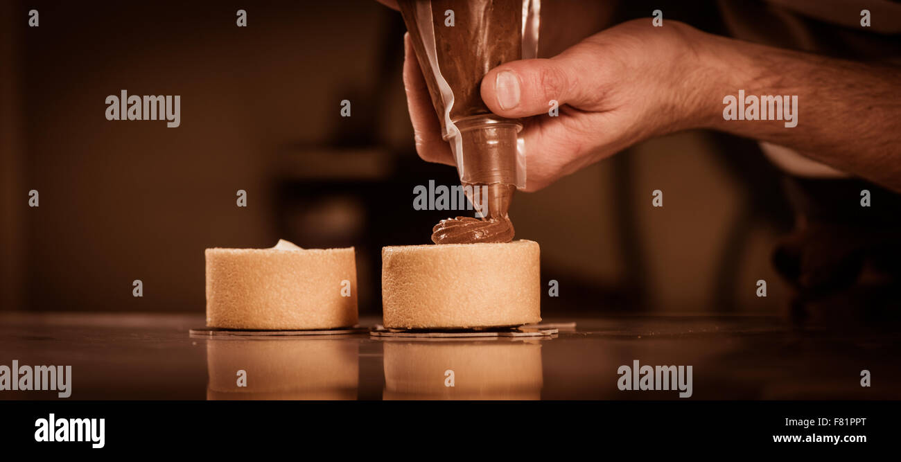 Gebäck in seiner Werkstatt vorbereiten Schokoladenkuchen Stockfoto