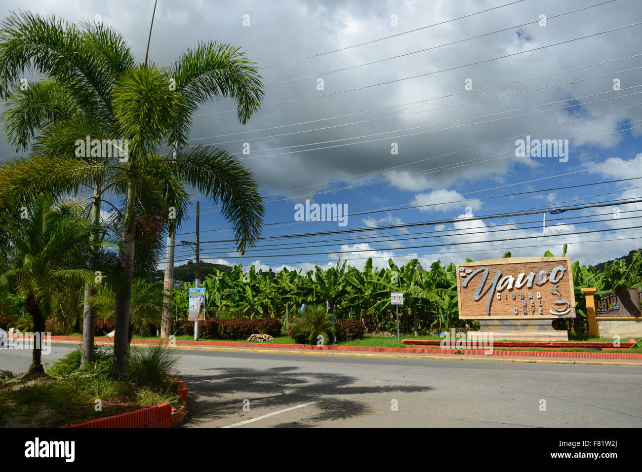 Melden Sie sich am Eingang der Stadt Yauco, Puerto Rico. Territorium der USA. Karibik-Insel. (Bananen-Plantage im Hintergrund) Stockfoto