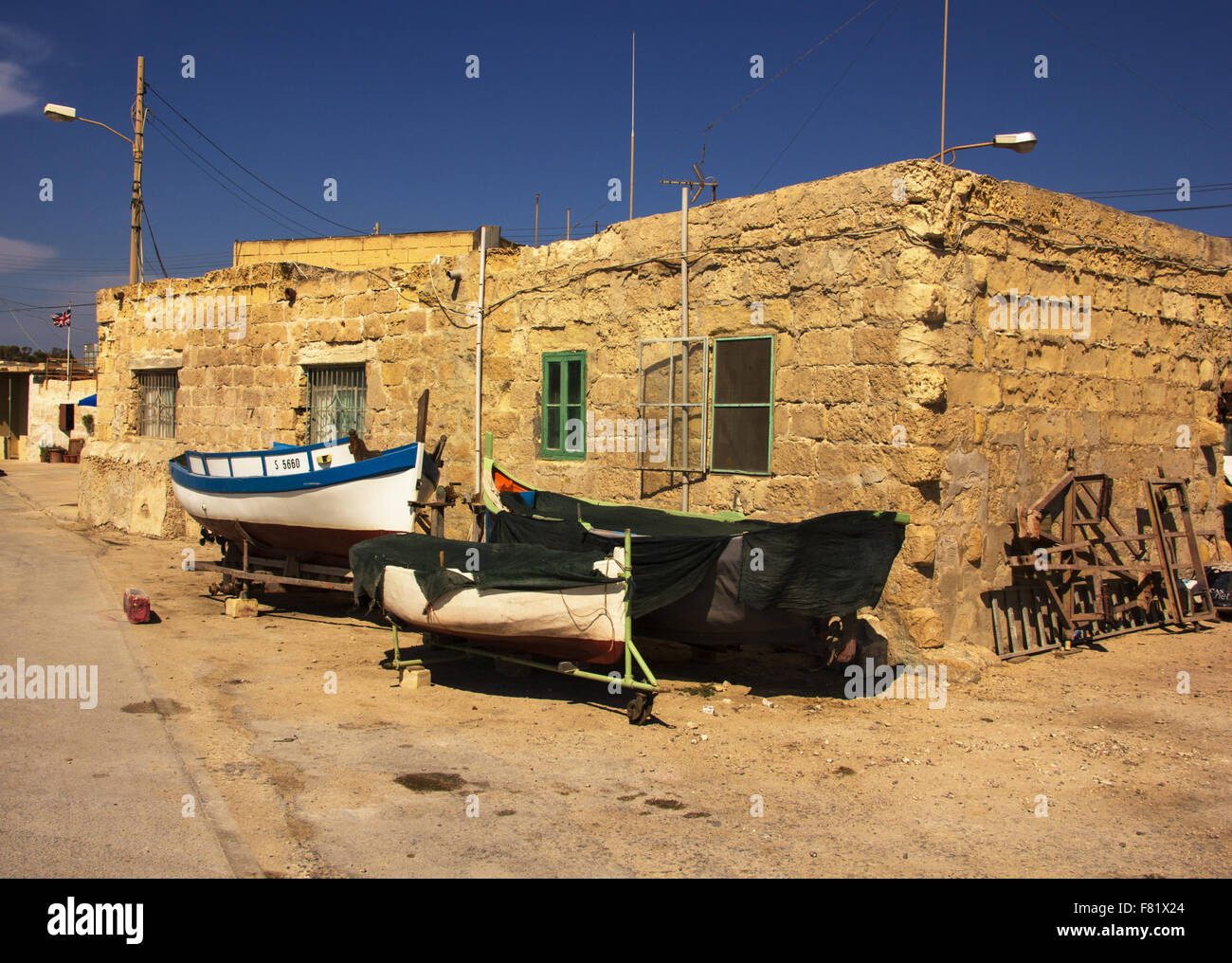 Marsaskala Altbau mit Angelboote/Fischerboote vor der Tür Stockfoto