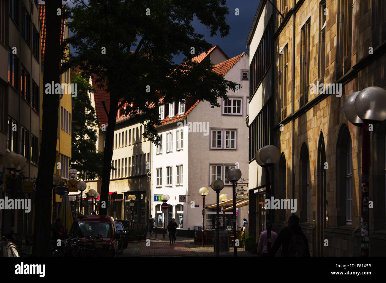 Osnabrück-Straße mit prominenten weißes Gebäude Stockfoto