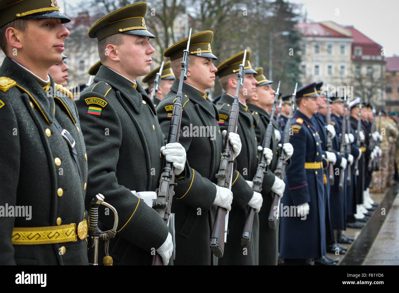 Litauische Truppen stehen in Bildung beim litauischen Armed Forces Day Parade in Domplatz 23. November 2015 in Vilnius, Litauen. Stockfoto