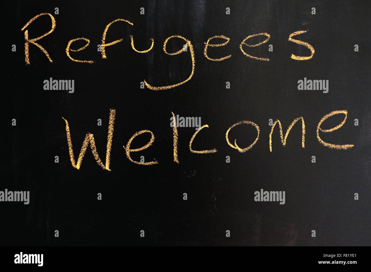 Flüchtlinge willkommen in Kreide auf eine Tafel geschrieben. Stockfoto