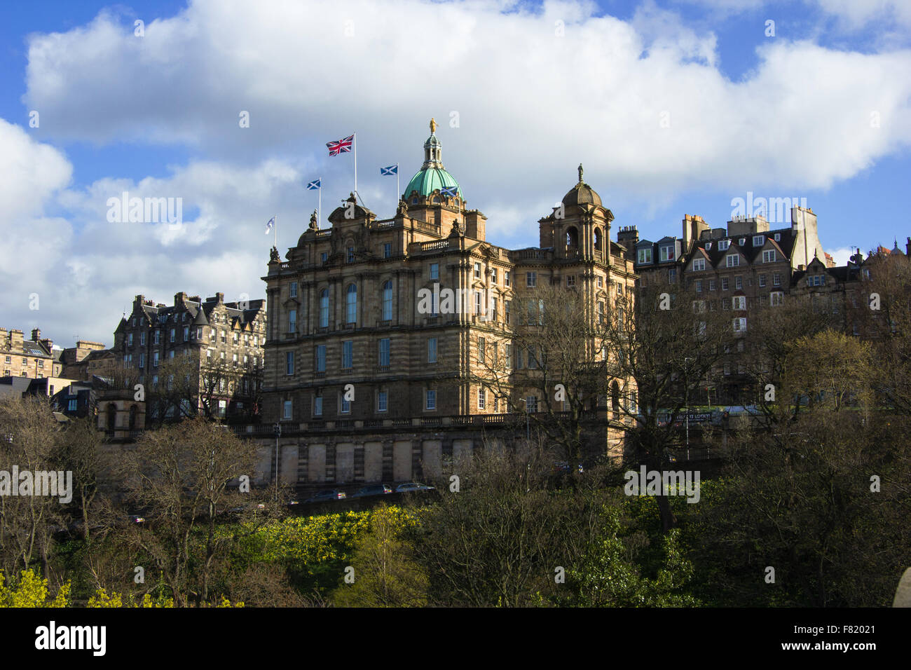 Bank of Scotland mit Princess street Gardens im Vordergrund Stockfoto