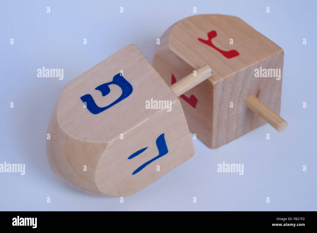 Holz- Dreidel ein traditionelles Spielzeug mit hebräischen Alphabet während der jüdische Feiertag von Chanukka, das Lichterfest gespielt Stockfoto