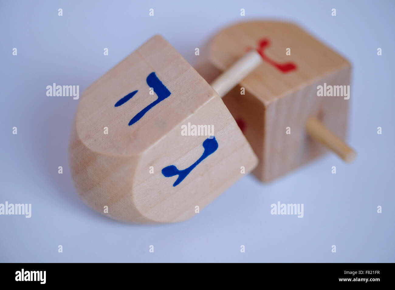 Holz- Dreidel ein traditionelles Spielzeug mit hebräischen Alphabet während der jüdische Feiertag von Chanukka, das Lichterfest gespielt Stockfoto