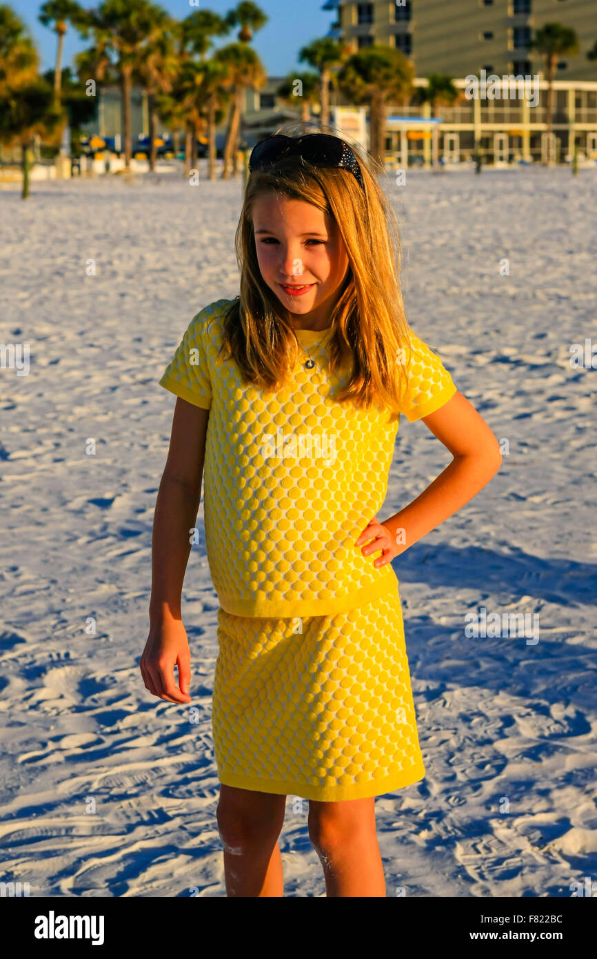 Pre Teen Madchen Posieren Vor Der Kamera Am Siesta Key Beach In Florida Stockfotografie Alamy