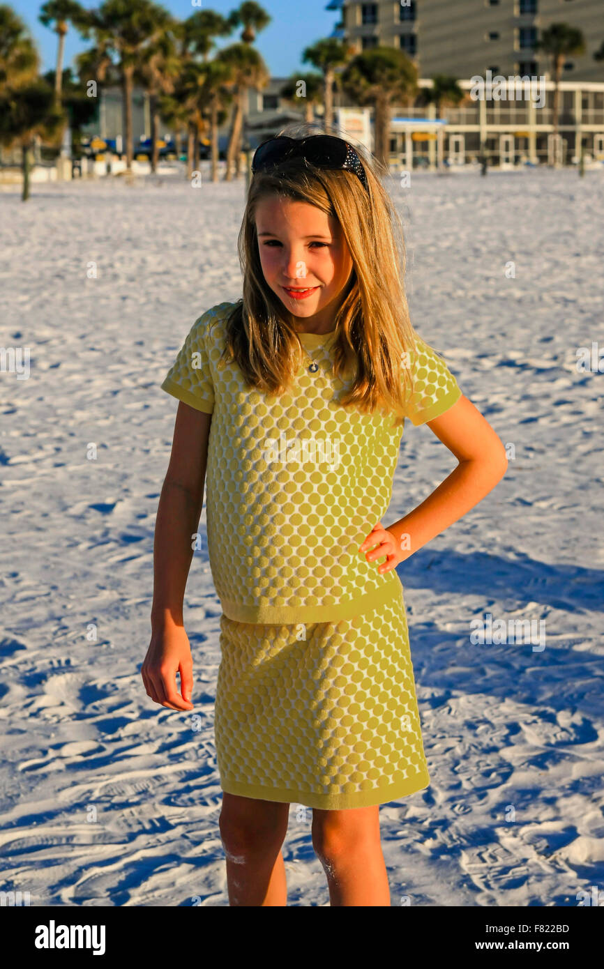 Pre Teen Mädchen Posieren Vor Der Kamera Am Siesta Key Beach In Florida Stockfotografie Alamy 