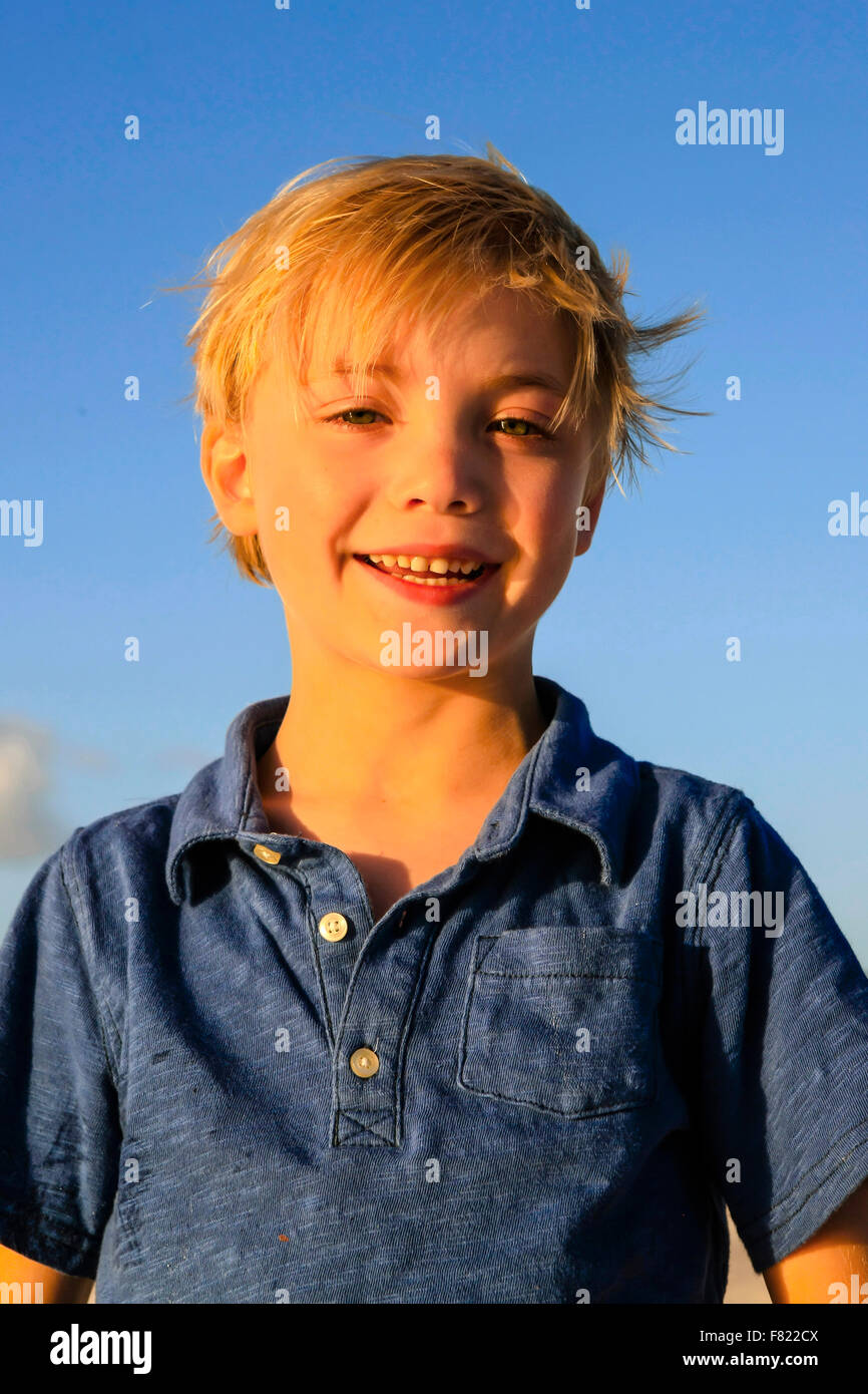 Portraitfoto von ein sieben Jahre alter Junge am Siesta Key Beach bei Sonnenuntergang in Florida Stockfoto