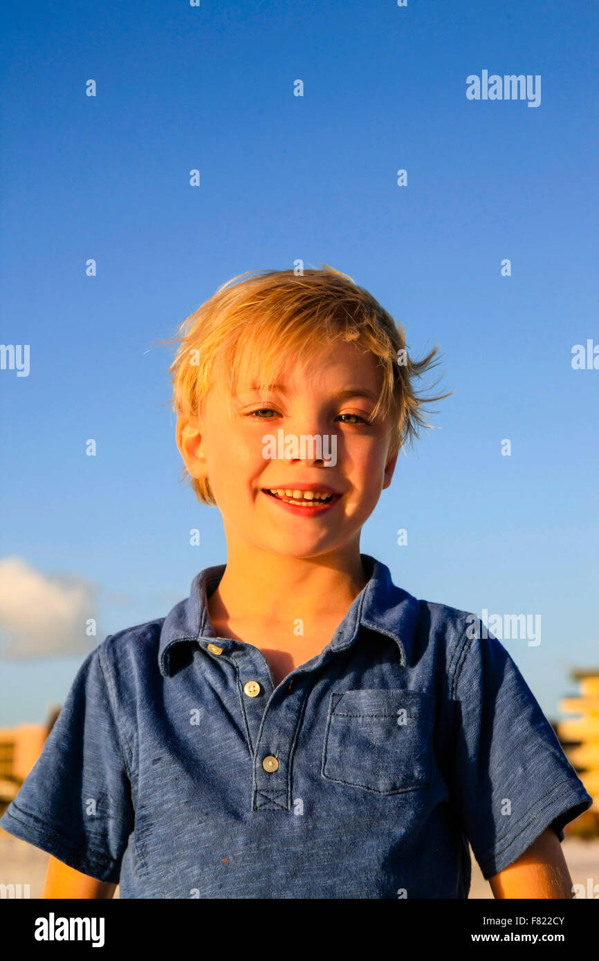 Portraitfoto von ein sieben Jahre alter Junge am Siesta Key Beach bei Sonnenuntergang in Florida Stockfoto