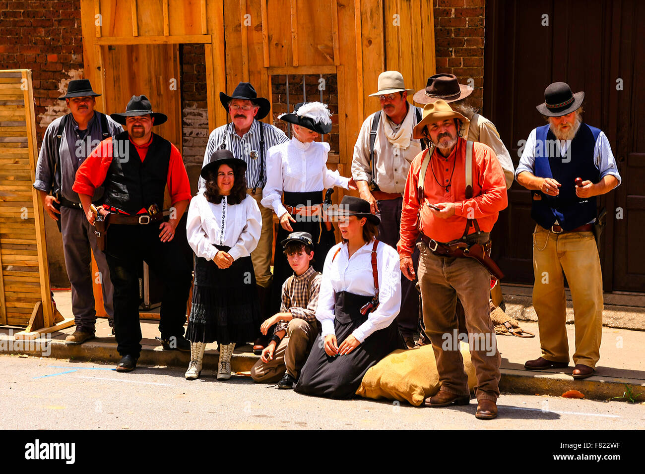 Wild-West-Reencators in ihren Kostümen in der Main Street nationalen historischen Bezirk von Van Buren in Arkansas. Stockfoto