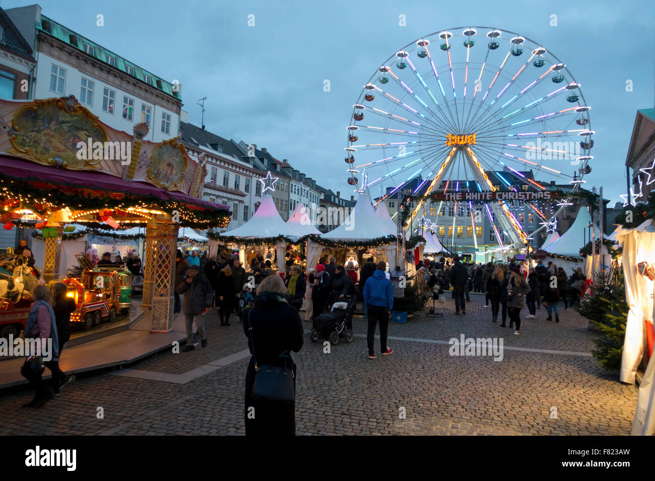 Eine neue Weihnachtsmarkt am Nytorv mit dem spektakulären Riesenrad Stockfoto