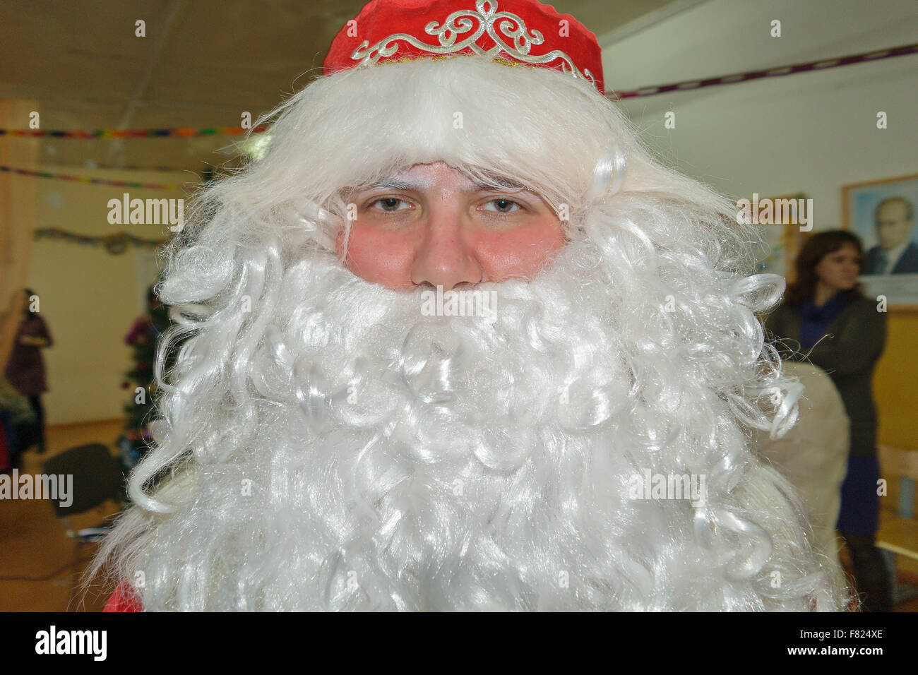 Orel, Russland - 24. Dezember 2014: Weihnachtsmann mit weißem Bart an einem Feiertag in der Mittelschule in der Stadt Orel (Russland). Stockfoto
