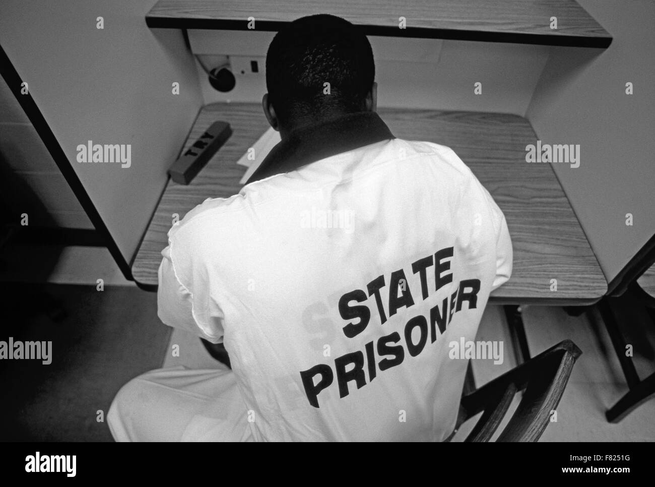 Staatliche Gefangenen studieren englische Lehrbücher in einer JVA in Georgien. Stockfoto