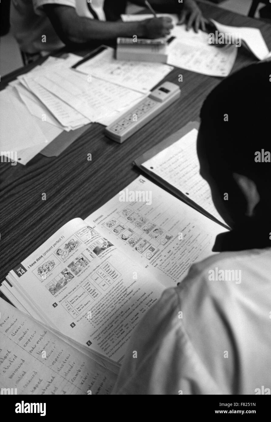 Staatliche Gefangenen studieren englische Lehrbücher in einer JVA in Georgien. Stockfoto