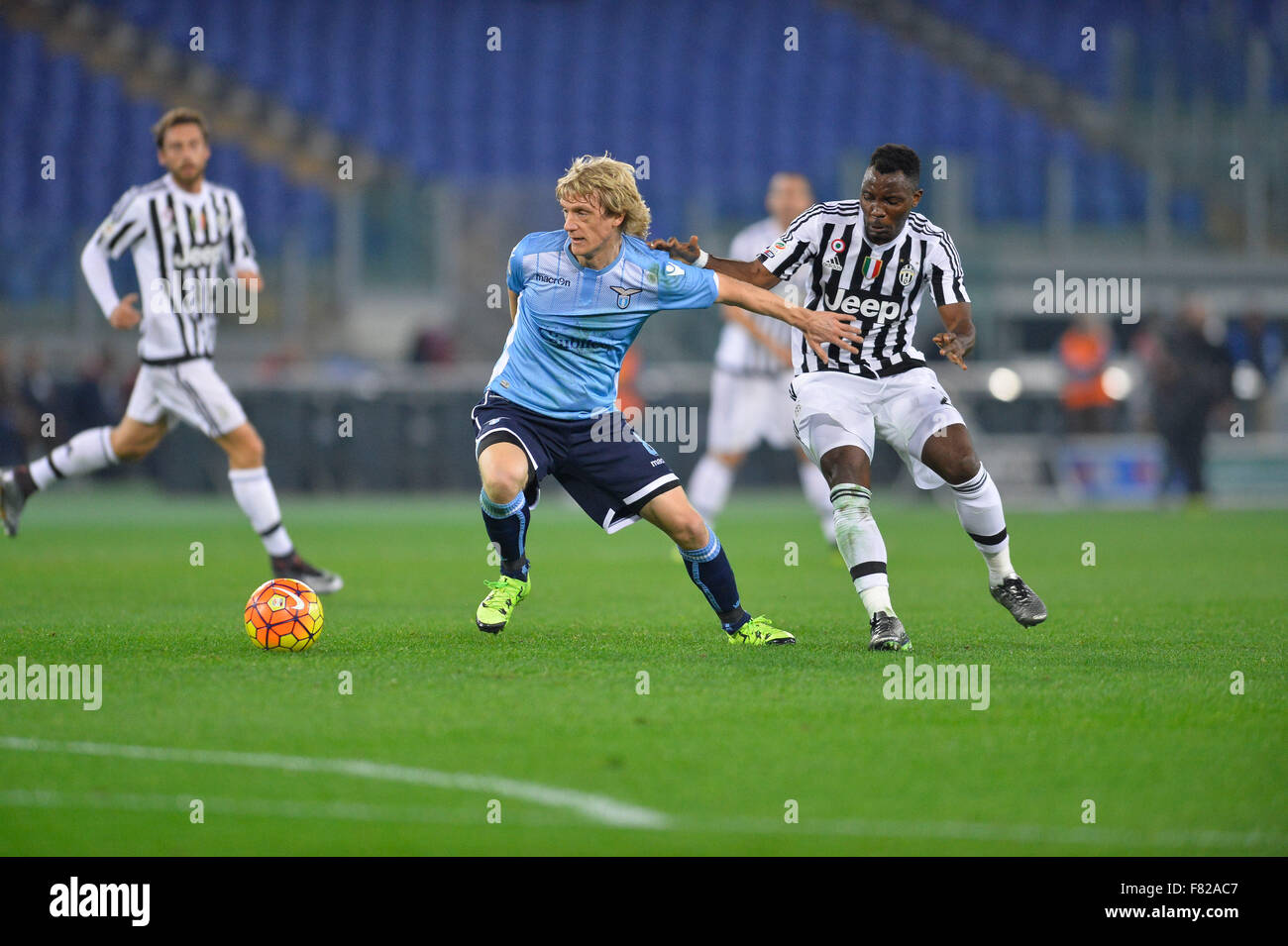 Rom, Italien. 3. November 2015. DUSAN BASTA, KWADWO ASAMOAH während der italienischen Serie A Fußball Spiel S.S. Lazio Vs Juventus F.C. im Olympiastadion in Rom, am 4. Dezember 2015. Bildnachweis: Silvia Lore "/ Alamy Live News Stockfoto