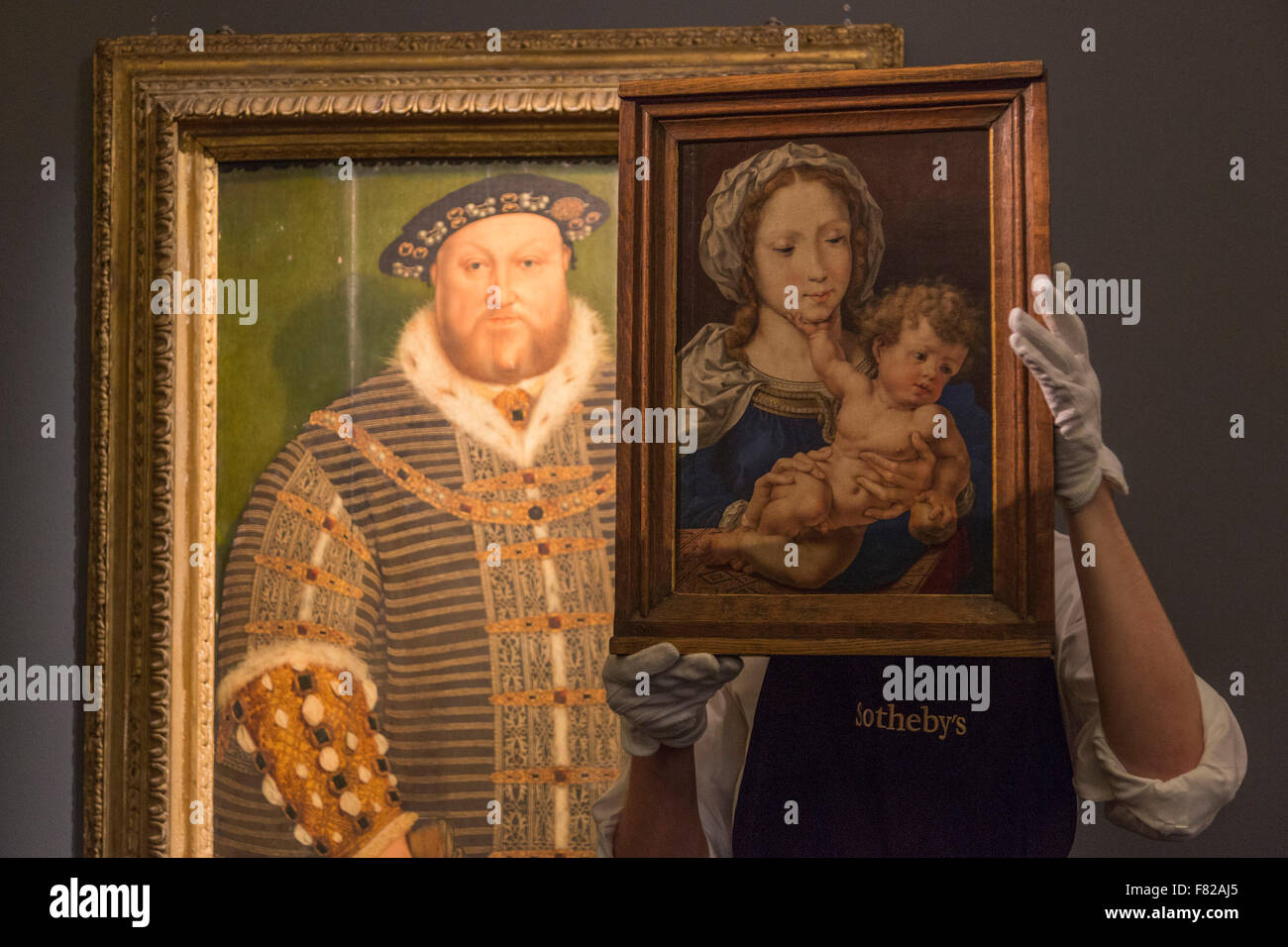 London, UK. 4. Dezember 2015. Im Bild: Porträt von Heinrich VIII., c. 1542, aus dem Studio von Hans Holbein, Schätzung GBP 800.000-1.200.000 und Darstellung der Madonna mit Kind von Jan Gossaert, genannt Mabuse, Schätzung: 4 Millionen GBP. Presse-Preview von Sotheby's London Abend Verkauf der alten Meister und britischer Gemälde, mit vielen Museumsqualität Werken seit Jahrhunderten in der renommierten Privatsammlungen aufbewahrt. Der Verkauf findet am 9. Dezember 2015 statt. Stockfoto