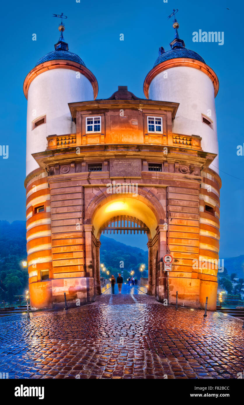 Twin Tower Bruckentor Brücke Tor oder alte Stadttor, Karl-Theodor-Brücke, auch bekannt als Old Bridge oder Carl-Theodor-Brücke über den Neckar Stockfoto