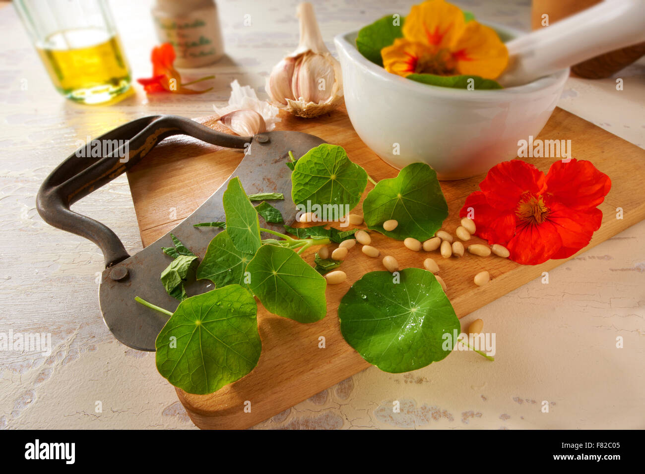 Frische Kapuzinerkresse Blüten und Blätter auf einen Salat vorbereitet Stockfoto