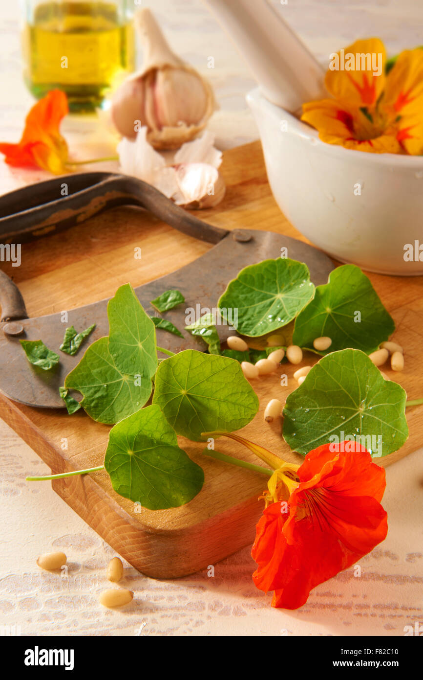 Frische Kapuzinerkresse Blüten und Blätter auf einen Salat vorbereitet Stockfoto