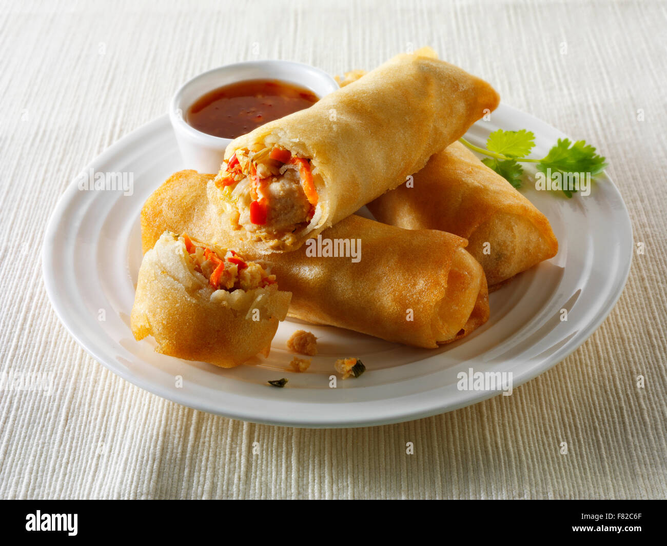Orientalische Frühlingsrollen gefüllt mit Huhn, Gemüse mit einem Chili-Dip-sauce Stockfoto