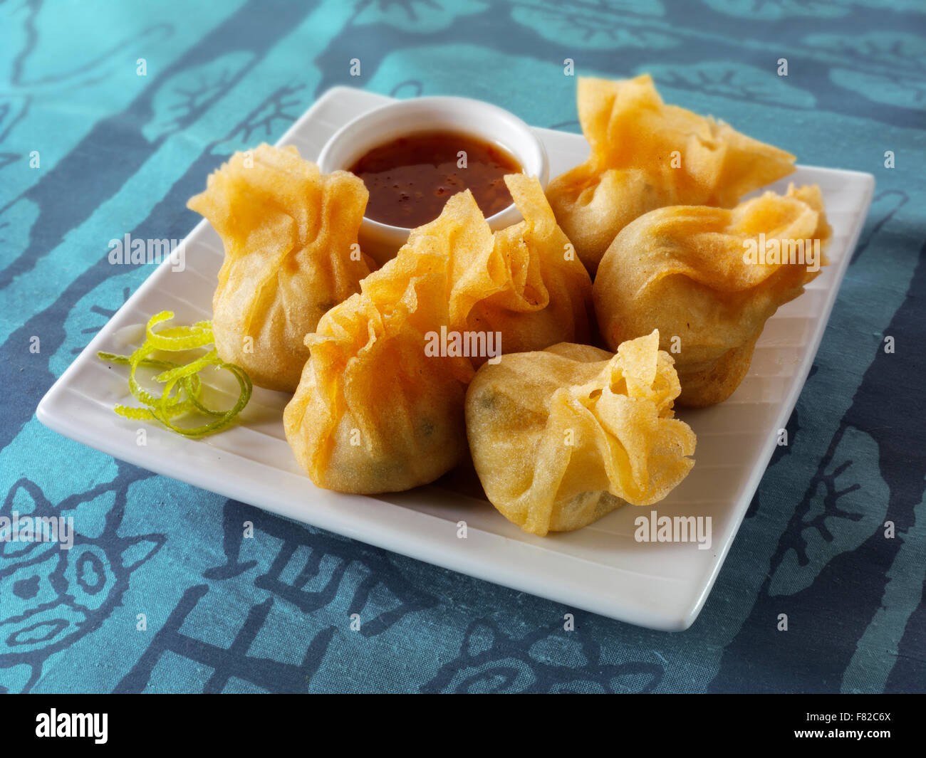Orientalisches Dim Sum mit Huhn & Gemüse mit einer eintauchenden Sauce aus Hoisin, Serviervorschlag auf einem Teller Stockfoto