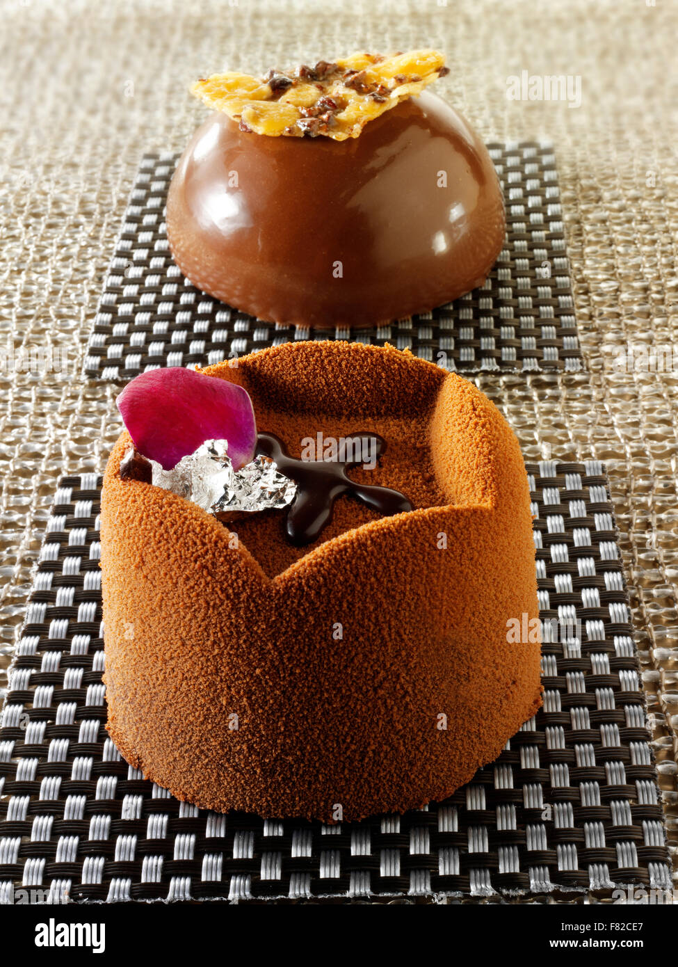 Artisan Patissier Schokolade Kuchen mit einem Schwamm Gehäuse und Schokofüllung Stockfoto