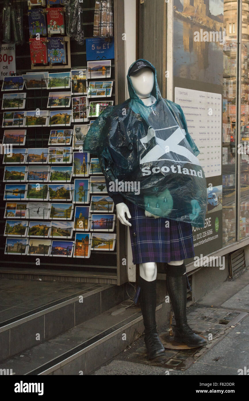 Schottischen Wetter - Mannequin, gekleidet in Kilt und "Scotland" wasserdicht in Edinburgh, Scotland, UK Stockfoto