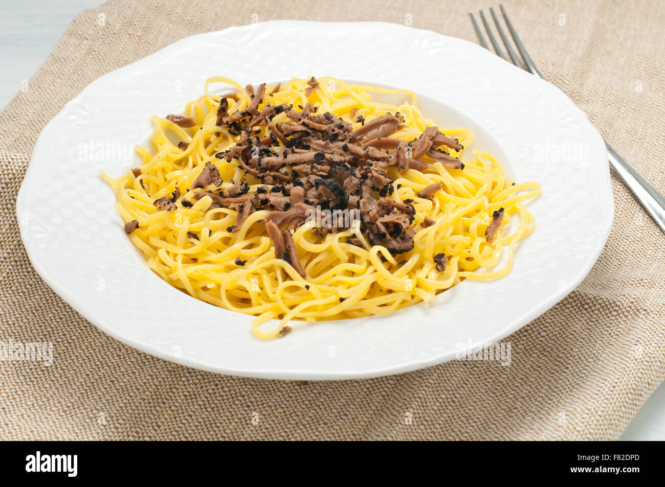 Typisch für Piemont Nudeln genannt Tajarin mit Trüffel, Italien Stockfoto