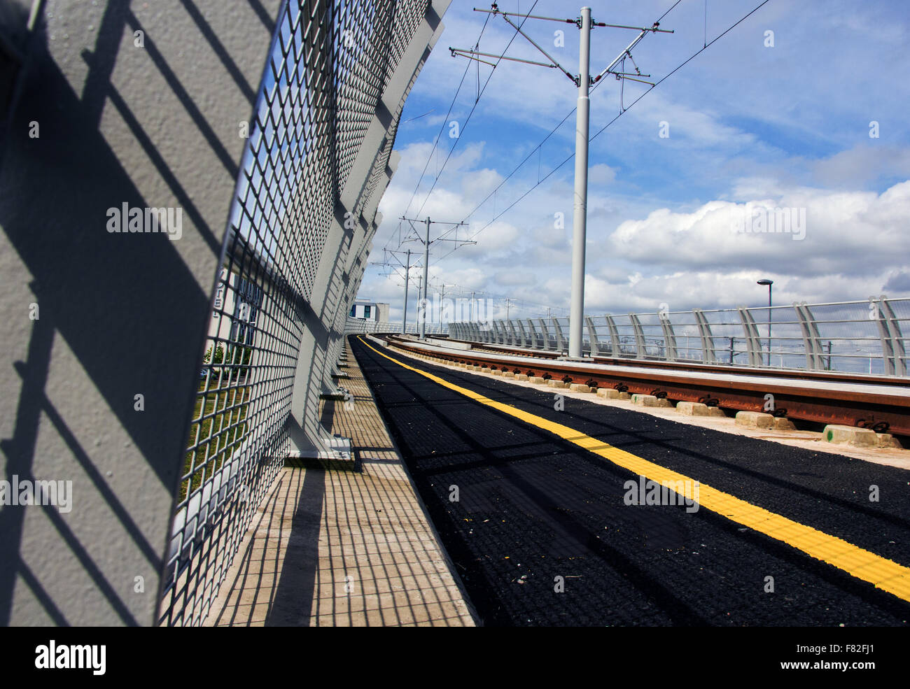 Niedrigen Winkel Aussicht auf Edinburgh Straßenbahnlinie über Brücke Stockfoto